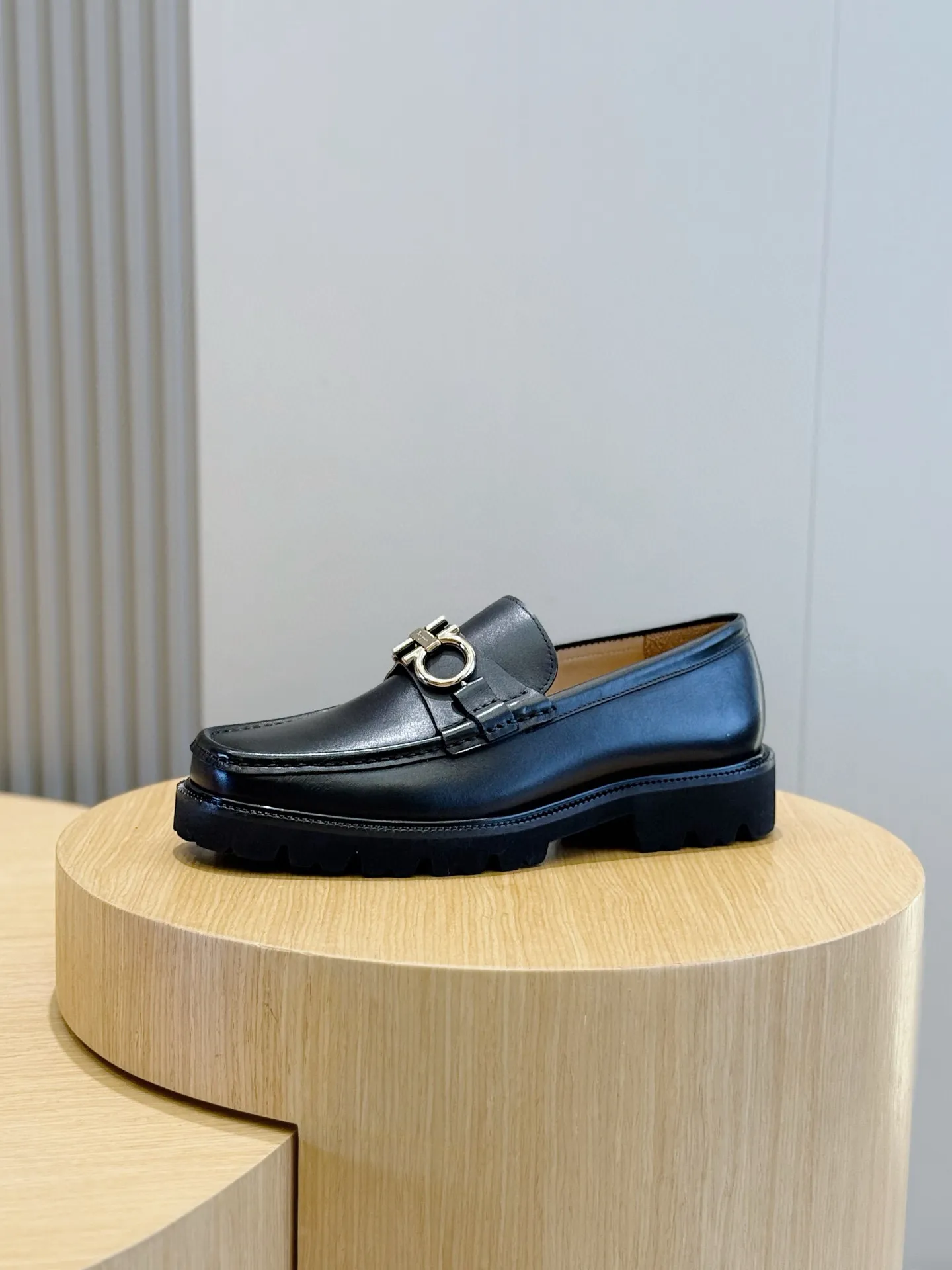 [Ferragamo] Top P: 760💰 Number of yards: 39~44 (38.45. Customized, non-returnable) Ferragamo men's leather derby shoes. The new derby shoes are light in texture and cool in style. They adopt exquisite eyelet uppers and novelly define urban trends. Made of brushed cowhide, it has a plump and rounded toe box and is decorated with delicate wingtip decorative details. Imported cowhide + cowhide lining.